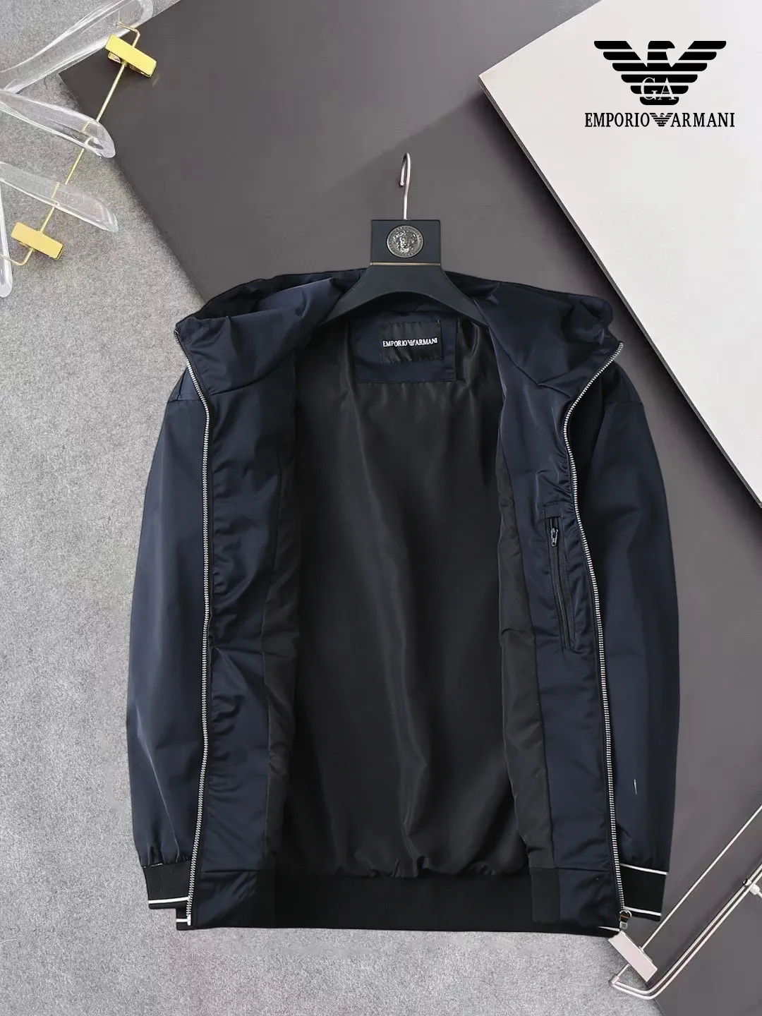 Armani official website Same Style, complete with three labels, on sale in advance. 2026 Autumn and Winter New Arrival men's jacket, Original with complete three labels, Premium version. Custom-made fabrics at the counter. Breathable, high comfort, impeccable details, brand element design concept, reflecting high quality. It feels delicate and soft, presents a casual cut, and has a great upper body shape. Sizes: M～3XL,